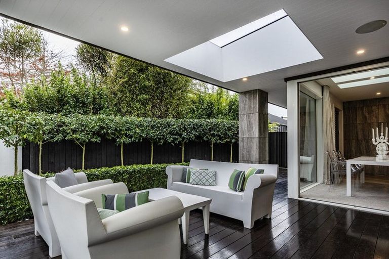 Photo of property in 2 Snowdon Road, Fendalton, Christchurch, 8052