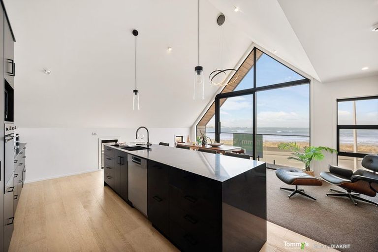 Photo of property in 32 Lyall Parade, Lyall Bay, Wellington, 6022