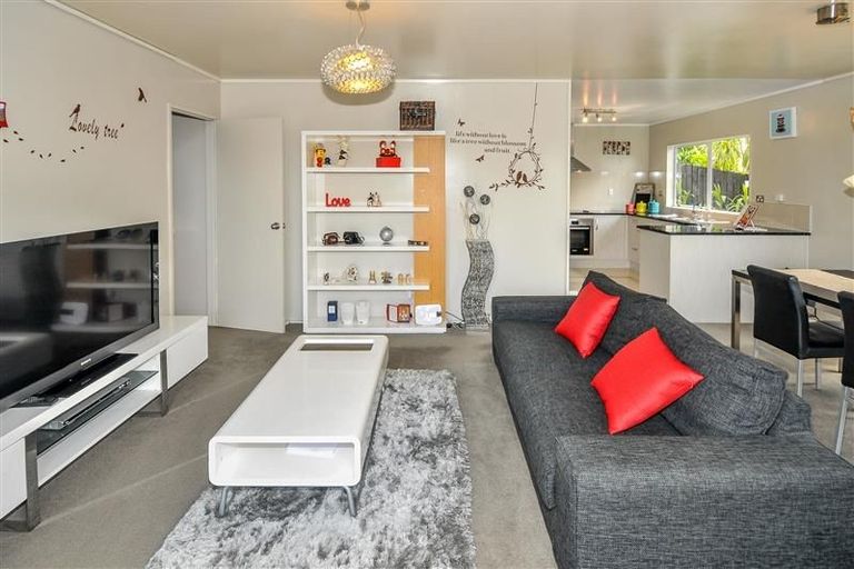 Photo of property in 1/20 Hogans Road, Glenfield, Auckland, 0629