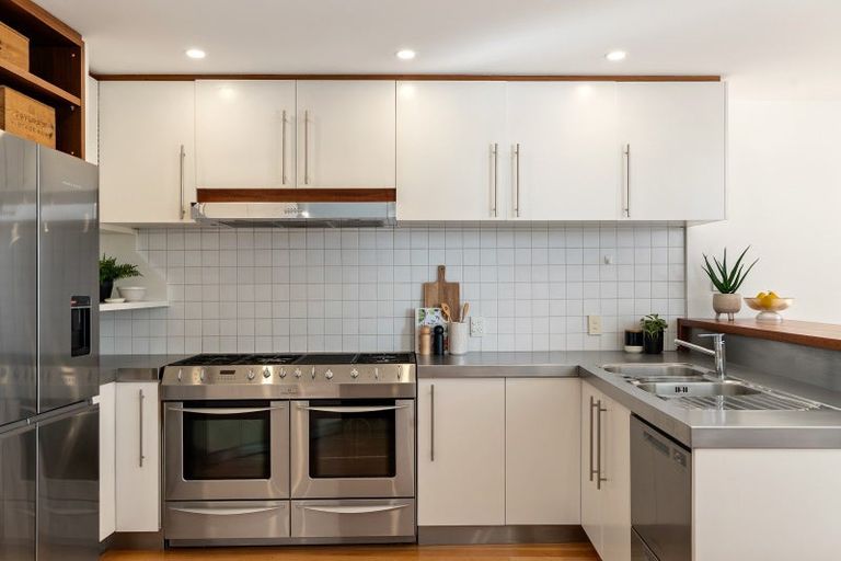 Photo of property in 2/326 Oriental Parade, Oriental Bay, Wellington, 6011