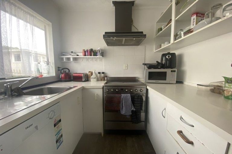 Photo of property in 39a Horokiwi Road West, Newlands, Wellington, 6037