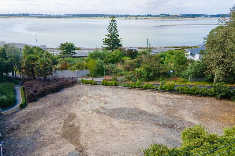 Photo of property in 4 The Brae, Mount Pleasant, Christchurch, 8081