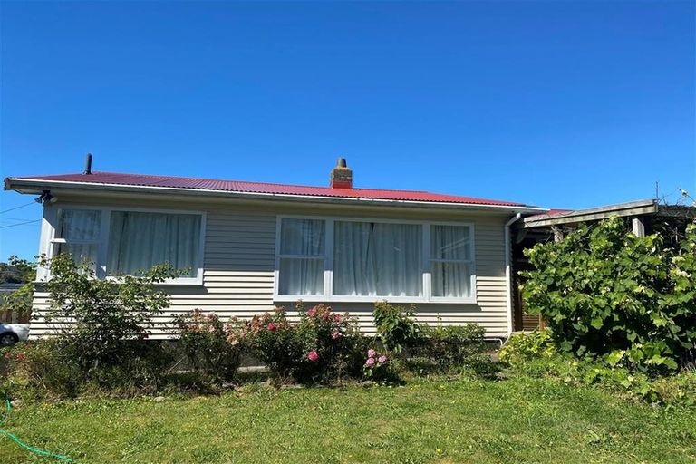 Photo of property in 19 Pinkerton Grove, Newlands, Wellington, 6037