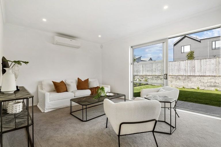 Photo of property in 11 Owen Chapman Drive, Red Beach, 0932