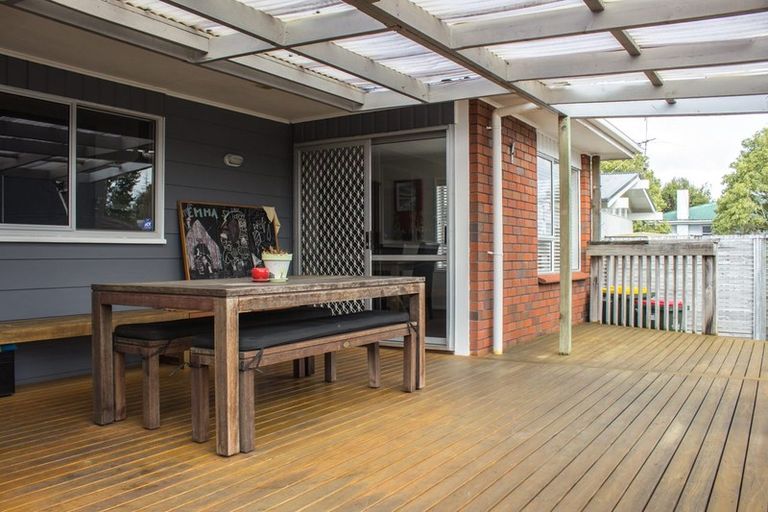 Photo of property in 15 Taikata Road, Te Atatu Peninsula, Auckland, 0610