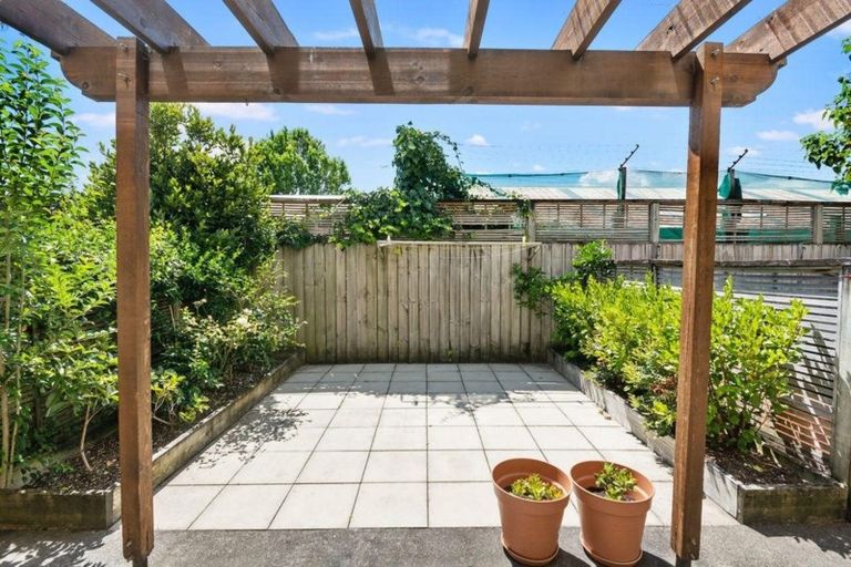 Photo of property in 10/17 Harbour View Road, Te Atatu Peninsula, Auckland, 0610