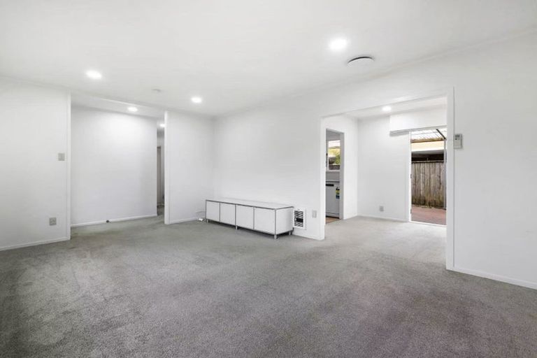 Photo of property in 33 Claverdon Drive, Massey, Auckland, 0614