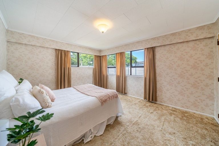 Photo of property in 42 Hartford Crescent, Totara Park, Upper Hutt, 5018