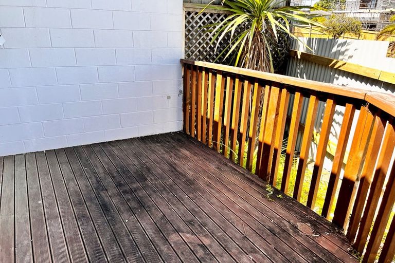 Photo of property in 4/304 Great North Road, Henderson, Auckland, 0612