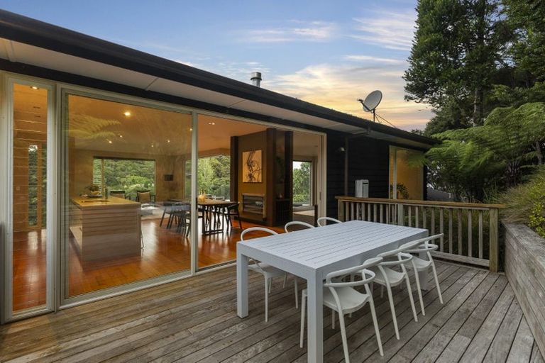 Photo of property in 6 Herrings Cove Place, Titirangi, Auckland, 0604