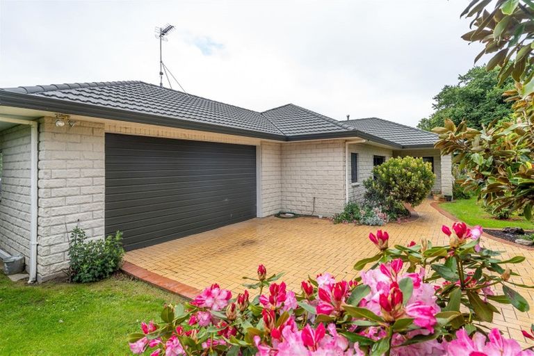 Photo of property in 1 Oak View Place, Greytown, 5712