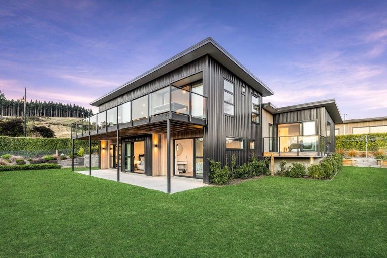 Photo of property in 33 Kirimoko Crescent, Wanaka, 9305