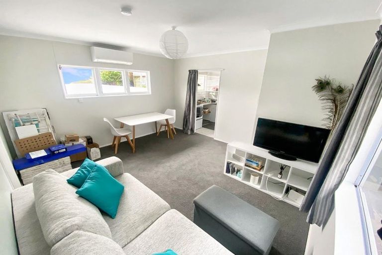Photo of property in 27 Kellsmere Crescent, Island Bay, Wellington, 6023