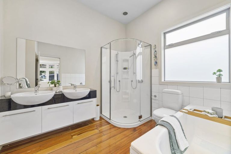 Photo of property in 203 Onepu Road, Lyall Bay, Wellington, 6022