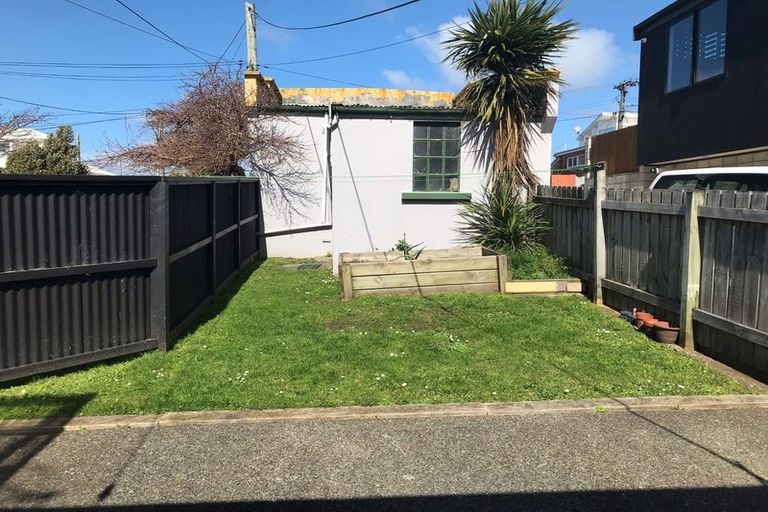 Photo of property in 10 Helen Street, Brooklyn, Wellington, 6021