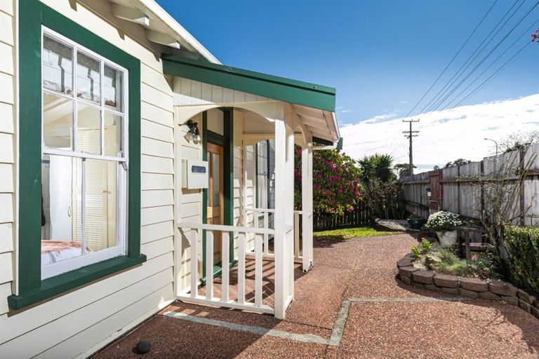 Photo of property in 47 Newington Road, Henderson, Auckland, 0612