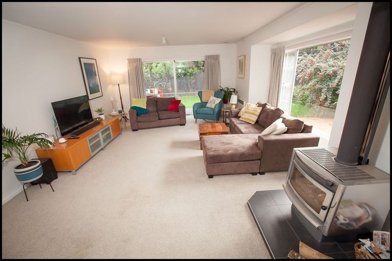 Photo of property in 30 Mappin Place, Chatswood, Auckland, 0626