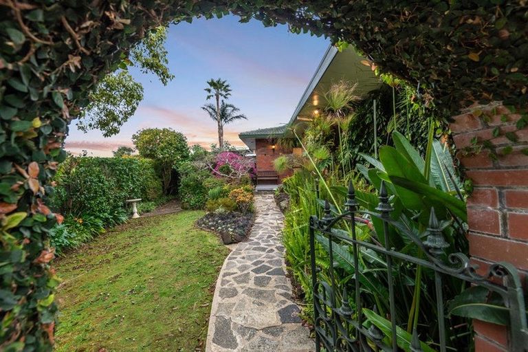 Photo of property in 22 John Dee Crescent, Red Beach, 0932