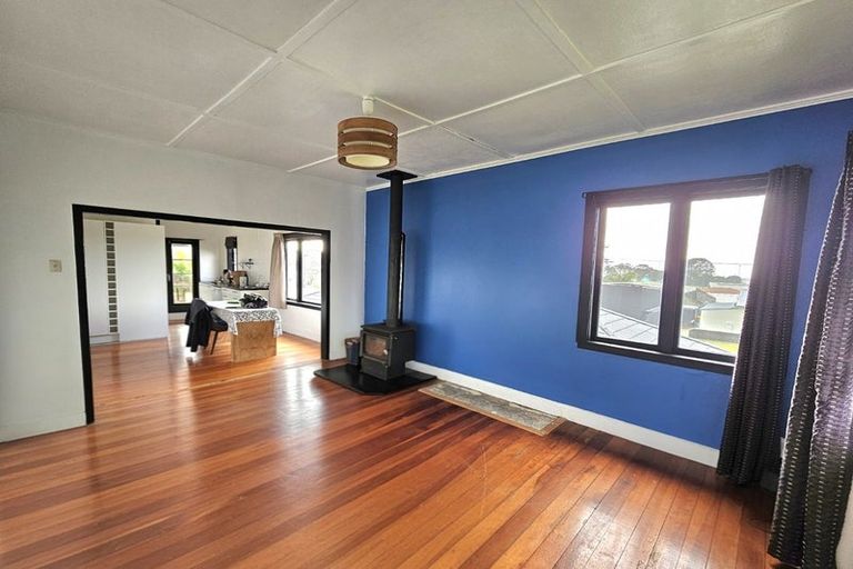 Photo of property in 40 Pioneer Road, Moturoa, New Plymouth, 4310