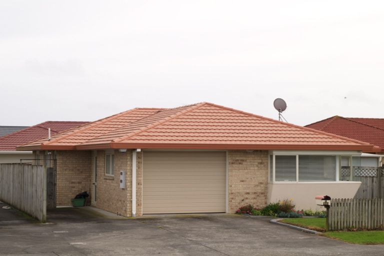 Photo of property in 2/329 Botany Road, Golflands, Auckland, 2013
