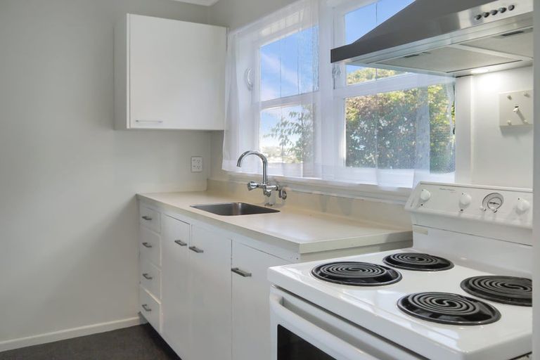 Photo of property in 34 Stewart Drive, Newlands, Wellington, 6037