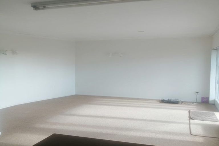 Photo of property in 613 Glenfield Road, Totara Vale, Auckland, 0629
