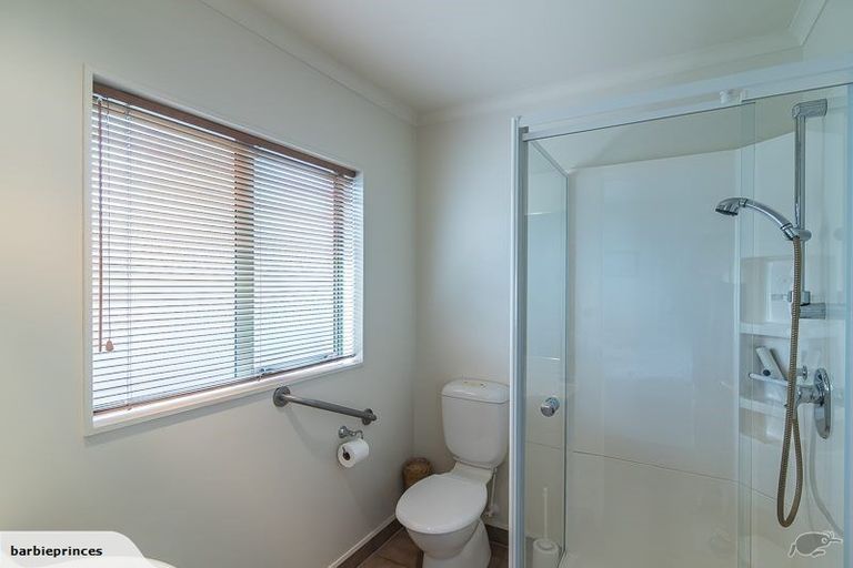 Photo of property in 135 Guildford Drive, Paraparaumu Beach, Paraparaumu, 5032