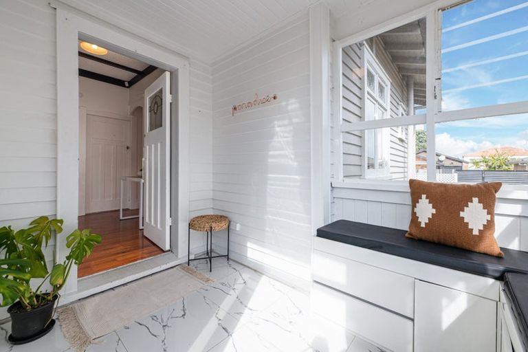 Photo of property in 118a Hutchinson Avenue, New Lynn, Auckland, 0600