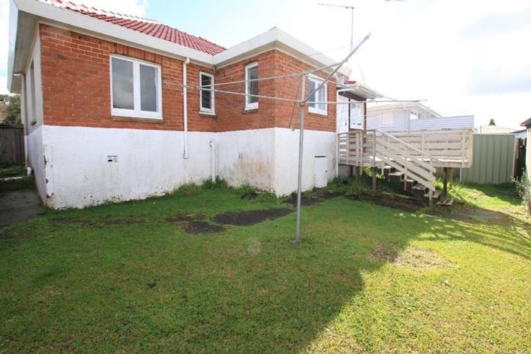 Photo of property in 53 Lynwood Road, New Lynn, Auckland, 0600