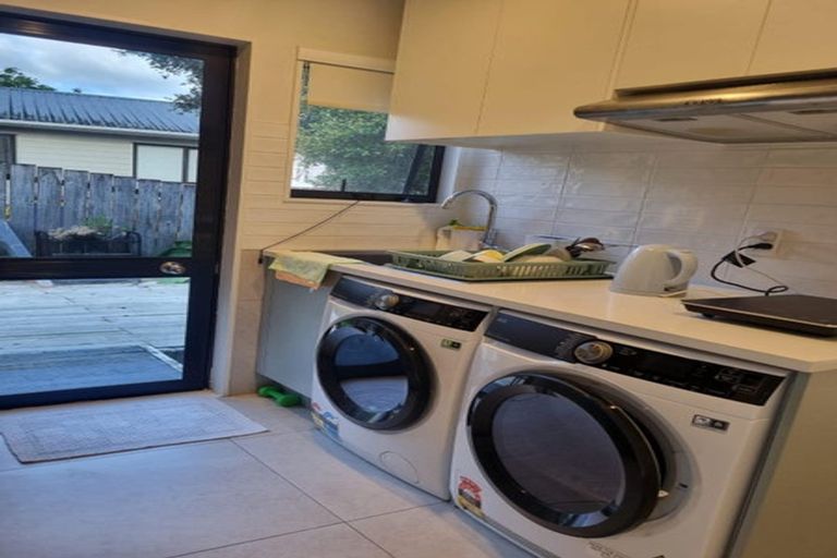 Photo of property in 1/73 Athena Drive, Totara Vale, Auckland, 0629