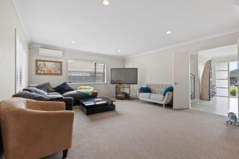 Photo of property in 21 Bellshill Close, Wattle Downs, Auckland, 2103