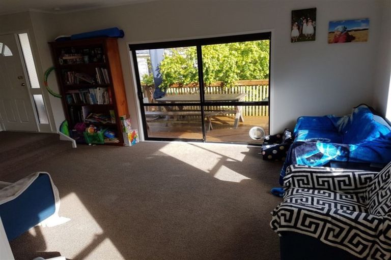 Photo of property in 8 Luxor Place, Massey, Auckland, 0614