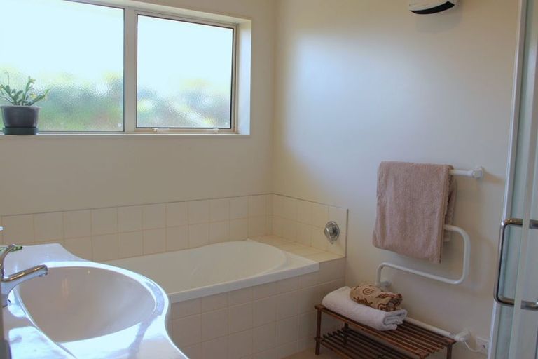 Photo of property in 11 Cascade Way, Paraparaumu, 5032