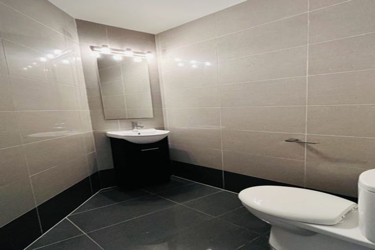 Photo of property in 8 The Rosebowl, Sunnyhills, Auckland, 2010