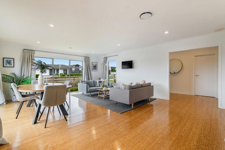 Photo of property in 3 Madden Avenue, Kumeu, 0810