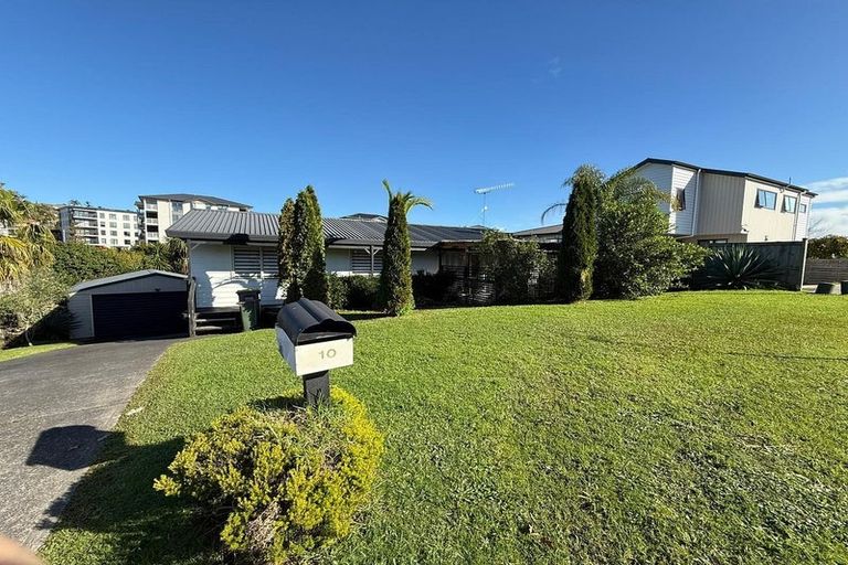 Photo of property in 10 Rook Place, Unsworth Heights, Auckland, 0632