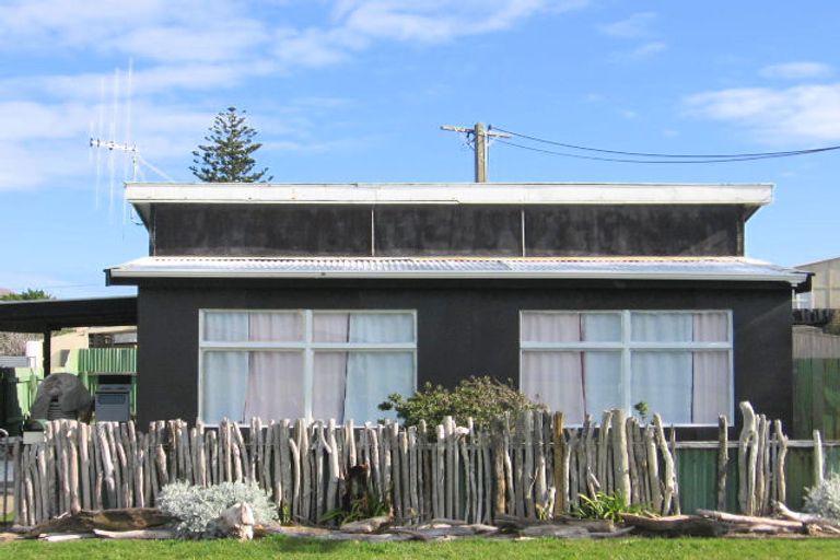 Photo of property in 16a Hall Place, Foxton Beach, Foxton, 4815