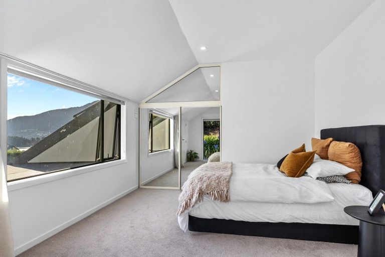 Photo of property in 8 Elizabeth Place, Kelvin Heights, Queenstown, 9300