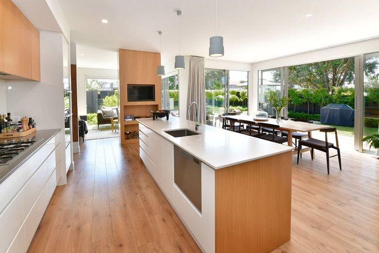 Photo of property in 52 Walton Street, Red Beach, 0932