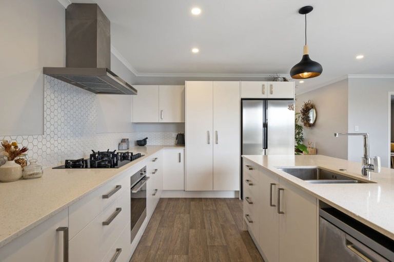 Photo of property in 1 Gibraltar Way, Fitzherbert, Palmerston North, 4410