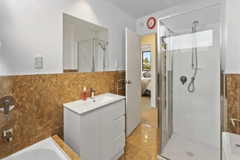 Photo of property in 5 Bloom Crescent, Sunnyvale, Auckland, 0612