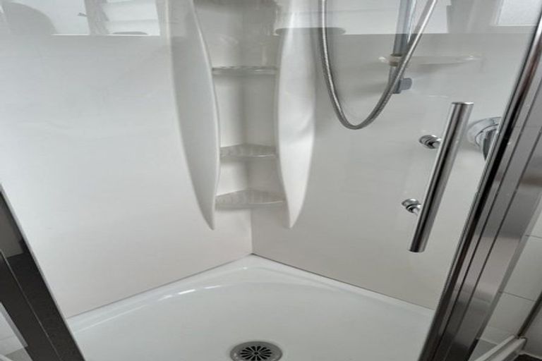 Photo of property in 54 Howard Road, Northcote, Auckland, 0627
