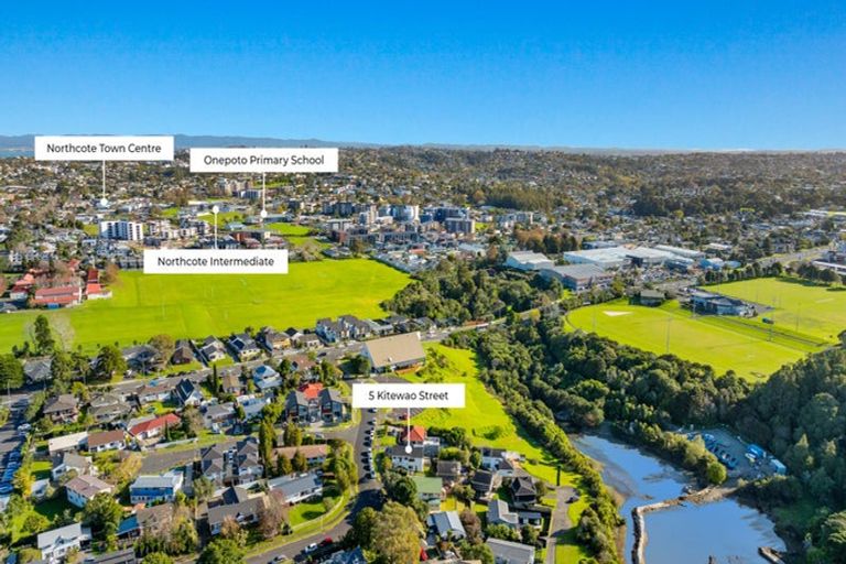 Photo of property in 1/13a Kitewao Street, Northcote, Auckland, 0627