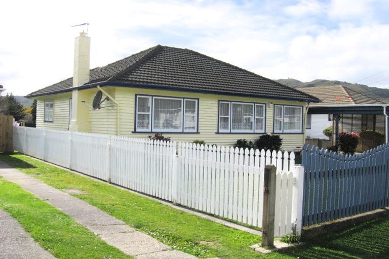 Photo of property in 21 Hinau Grove, Wainuiomata, Lower Hutt, 5014