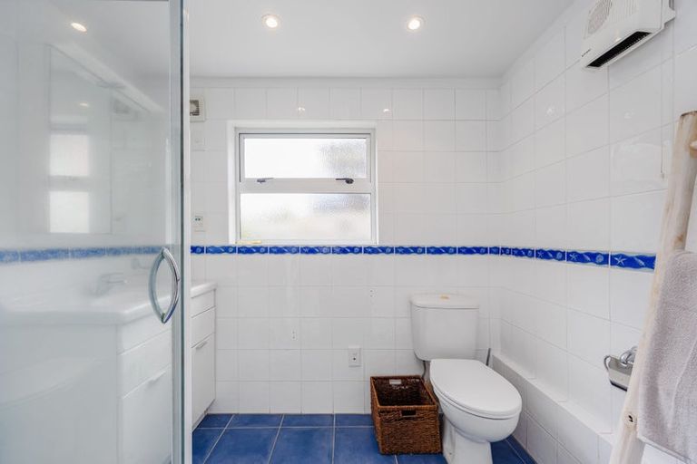 Photo of property in 1/22 Sandown Road, Rothesay Bay, Auckland, 0630