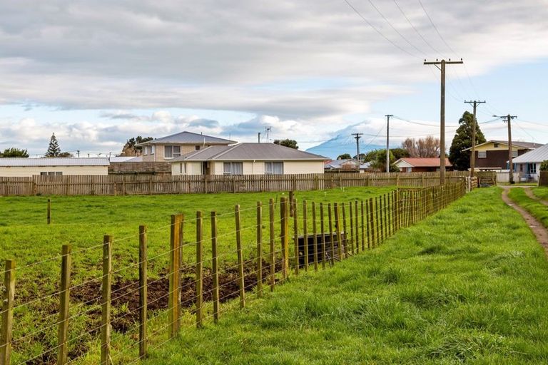 Photo of property in 69 Iredale Road, Hawera, 4610