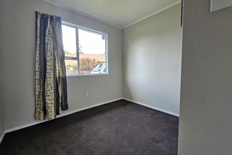 Photo of property in 111 Kemp Road, Massey, Auckland, 0614