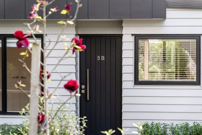 Photo of property in 5b Nea Place, Hillcrest, Auckland, 0627