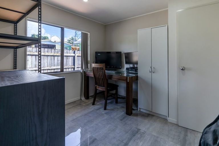 Photo of property in 13 Martin Place, Kelston, Auckland, 0602