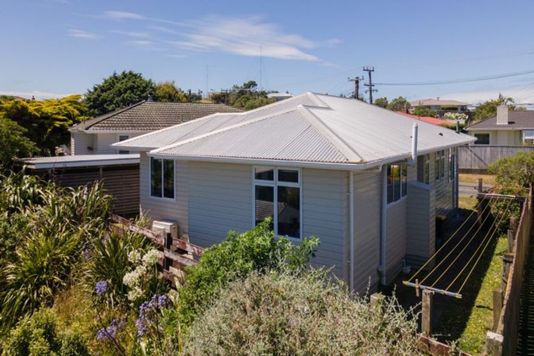 Photo of property in 5 Kenmore Street, Newlands, Wellington, 6037